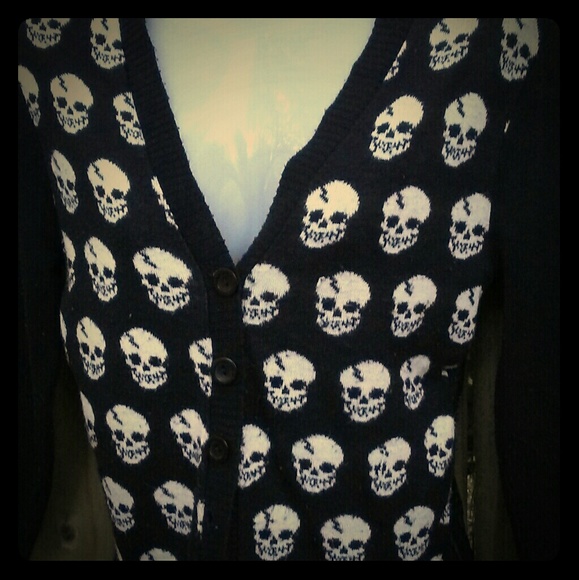 ♦SOLD♦💀HOT TOPIC Gothic Skulls Sweater Cardigan - Picture 2 of 6